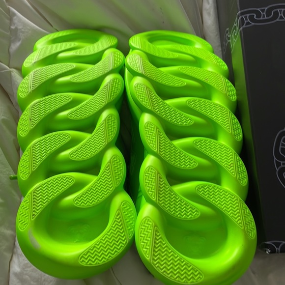 Mens Versace neon green rare chain reaction sneakers. - Picture 8 of 9